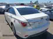 2013 Hyundai Sonata z VIN KMHEC4A4XDA089657, wystawiony jako IAAI lot #43145043 z przebiegiem 131 604 mil mil oraz . Historia ofert i sprzedaży dostępna na DreamBid. Obrazek 3.