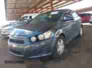 2013 Chevrolet Sonic LT с VIN 1G1JC5SB2D4163277, выставлен на аукционе IAAI как лот 43220978 с пробегом 79 874 миль миль и . История ставок и продаж доступна на DreamBid. Изображение 2.