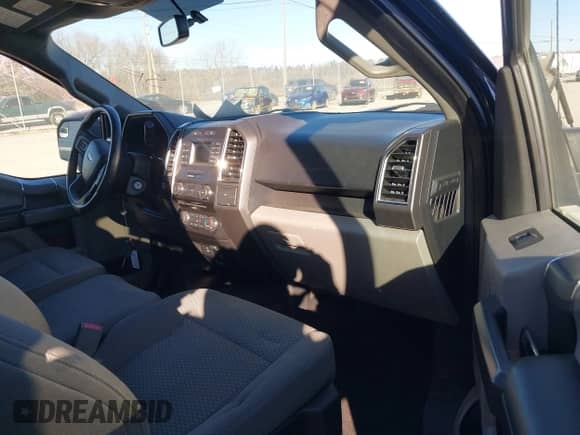 2017 Ford F-150 XL z VIN 1FTEX1EP2HFA30879, wystawiony jako IAAI lot #41027941 z przebiegiem 54 480 mil mil oraz . Historia ofert i sprzedaży dostępna na DreamBid. Obrazek 5.