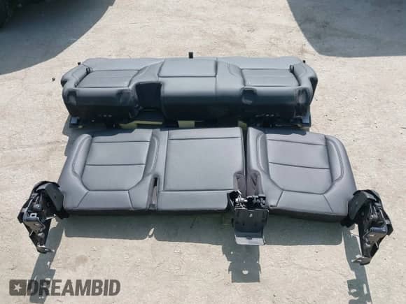 2022 Chevrolet Silverado 1500 LT z VIN 3GCUYDED2NG133388, wystawiony jako IAAI lot #42462081 z przebiegiem 38 949 mil mil oraz . Historia ofert i sprzedaży dostępna na DreamBid. Obrazek 12.