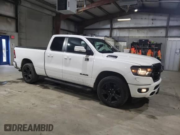 2020 Ram 1500 Big Horn z VIN 1C6RRFBG4LN351261, wystawiony jako Copart lot #49561995 z przebiegiem 86 666 mil mil oraz Szkoda całkowita • Salvage title. Historia ofert i sprzedaży dostępna na DreamBid. Obrazek 4.