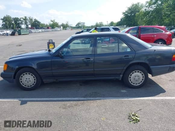 1986 Mercedes-Benz 300 E z VIN WDBEA30D5GA316780, wystawiony jako IAAI lot #42560321 z przebiegiem 121 146 mil mil oraz . Historia ofert i sprzedaży dostępna na DreamBid. Obrazek 6.