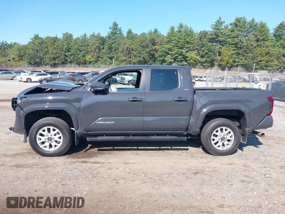 2024 Toyota Tacoma TRD Off Road с VIN 3TMLB5JN2RM081933, выставлен на аукционе IAAI как лот 43173729 с пробегом 10 704 миль миль и . История ставок и продаж доступна на DreamBid. Изображение 14.