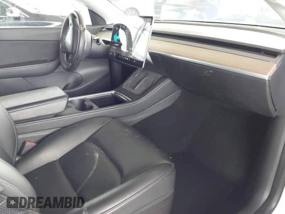 2022 Tesla Model Y Long Range z VIN 7SAYGDEE6NF345426, wystawiony jako IAAI lot #43121529 z przebiegiem 49 441 mil mil oraz . Historia ofert i sprzedaży dostępna na DreamBid. Obrazek 5.