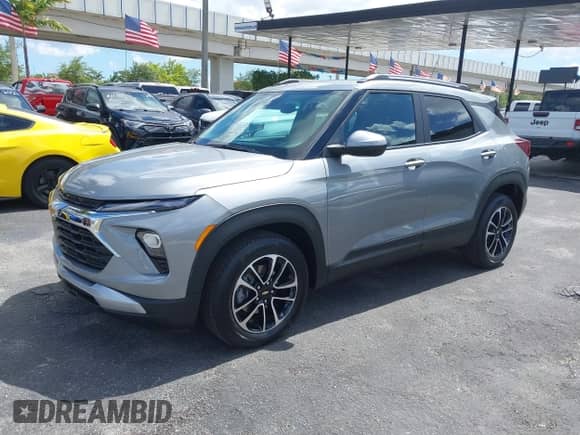 2025 Chevrolet TrailBlazer LT z VIN KL79MPSL8SB016270, wystawiony jako IAAI lot #42582582 z przebiegiem 2 976 mil mil oraz . Historia ofert i sprzedaży dostępna na DreamBid. Obrazek 2.