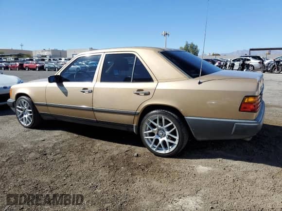 1986 Mercedes-Benz 300 E z VIN WDBEA30D5GA179467, wystawiony jako Copart lot #77548064 z przebiegiem 149 840 mil mil oraz Szkoda całkowita • Salvage title. Historia ofert i sprzedaży dostępna na DreamBid. Obrazek 2.