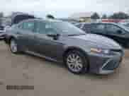 2023 Toyota Camry LE z VIN 4T1C11AKXPU119236, wystawiony jako IAAI lot #43326388 z przebiegiem 23 626 mil mil oraz . Historia ofert i sprzedaży dostępna na DreamBid. Obrazek 1.