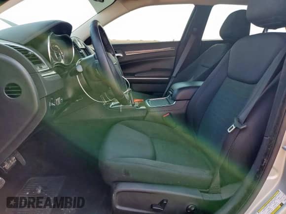 2019 Chrysler 300 Touring с VIN 2C3CCAAG8KH682943, выставлен на аукционе Copart как лот 70071455 с пробегом 42 623 миль миль и Списание • Salvage title. История ставок и продаж доступна на DreamBid. Изображение 7.