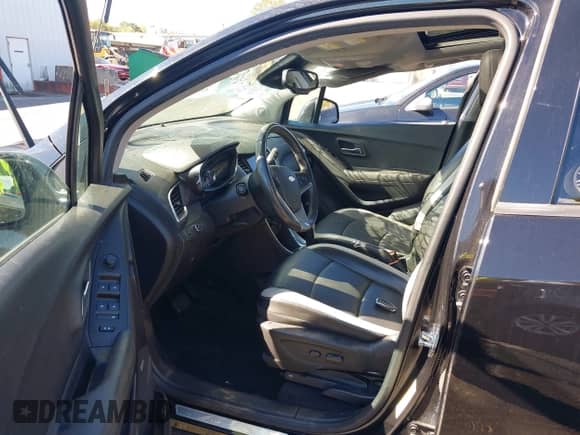 2018 Chevrolet Trax Premier z VIN KL7CJRSBXJB670364, wystawiony jako IAAI lot #43407561 z przebiegiem 94 656 mil mil oraz . Historia ofert i sprzedaży dostępna na DreamBid. Obrazek 5.