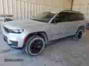 2023 Jeep Grand Cherokee Laredo z VIN 1C4RJJAG3P8798608, wystawiony jako Copart lot #57052645 z przebiegiem 25 129 mil mil oraz Czysty tytuł • Clean title. Historia ofert i sprzedaży dostępna na DreamBid. Obrazek 1.