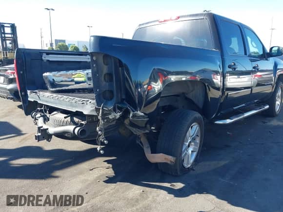 2008 Chevrolet Silverado 1500 1LT z VIN 2GCEC13JX81163391, wystawiony jako IAAI lot #43530781 z przebiegiem 204 330 mil mil oraz . Historia ofert i sprzedaży dostępna na DreamBid. Obrazek 6.