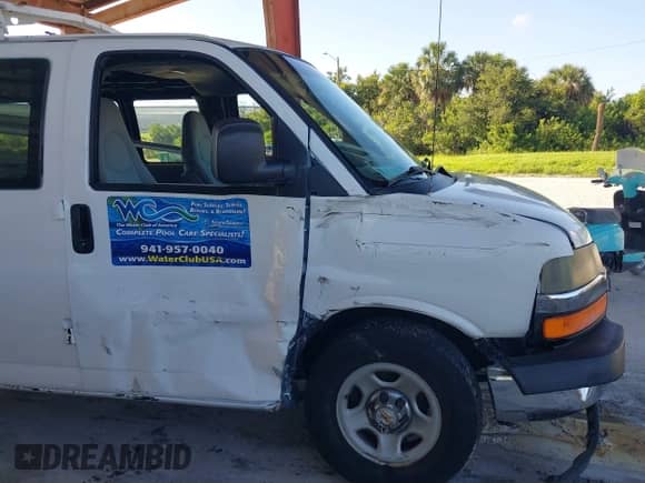 2005 Chevrolet Express Passenger z VIN 1GNFG15X151106869, wystawiony jako IAAI lot #42757318 z przebiegiem 102 844 mil mil oraz . Historia ofert i sprzedaży dostępna na DreamBid. Obrazek 15.