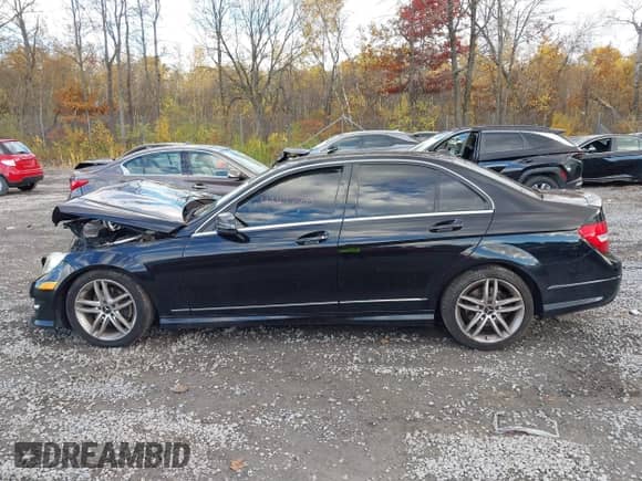 2012 Mercedes-Benz C 300 Sport z VIN WDDGF8BB8CR208904, wystawiony jako IAAI lot #43472243 z przebiegiem 124 835 mil mil oraz . Historia ofert i sprzedaży dostępna na DreamBid. Obrazek 13.