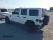 2021 Jeep Wrangler Unlimited Sahara Altitude z VIN 1C4HJXEG4MW669454, wystawiony jako IAAI lot #42563303 z przebiegiem 111 535 mil mil oraz . Historia ofert i sprzedaży dostępna na DreamBid. Obrazek 3.