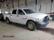 2018 Ram 1500 Tradesman z VIN 1C6RR7KMXJS231197, wystawiony jako Copart lot #62930775 z przebiegiem 114 682 mil mil oraz Czysty tytuł • Clean title. Historia ofert i sprzedaży dostępna na DreamBid. Obrazek 4.