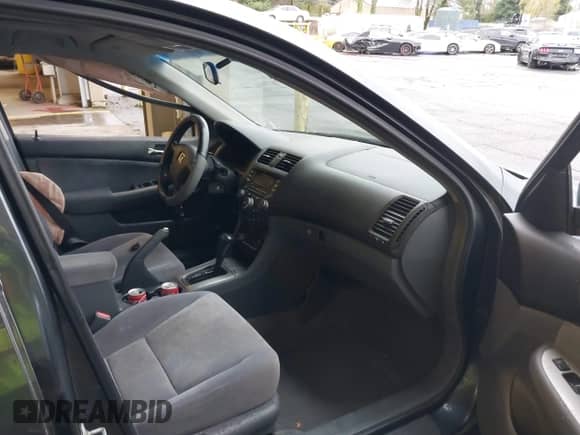 2005 Honda Accord EX с VIN JHMCM56755C007601, выставлен на аукционе IAAI как лот 41209511 с пробегом 238 715 миль миль и . История ставок и продаж доступна на DreamBid. Изображение 5.