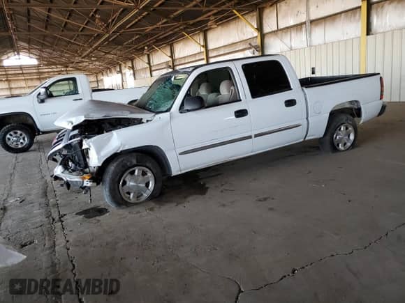 2005 GMC Sierra 1500 SLT z VIN 2GTEC13T951337142, wystawiony jako Copart lot #52823625 z przebiegiem 245 568 mil mil oraz Szkoda całkowita • Salvage title. Historia ofert i sprzedaży dostępna na DreamBid. Obrazek 1.