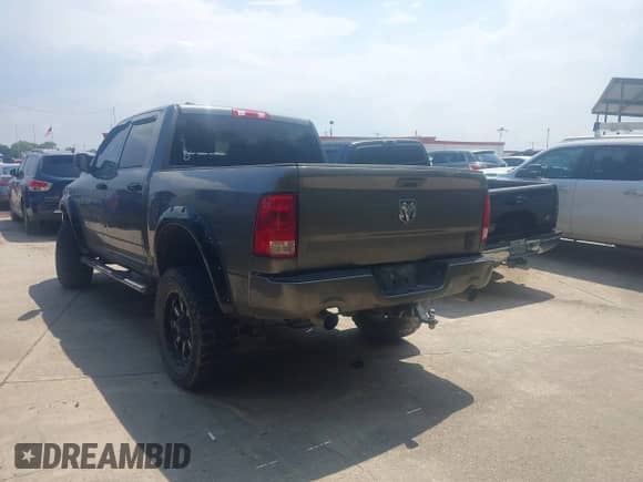 2013 Ram 1500 Express z VIN 1C6RR7KTXDS569372, wystawiony jako IAAI lot #43067487 z przebiegiem 223 976 mil mil oraz . Historia ofert i sprzedaży dostępna na DreamBid. Obrazek 3.