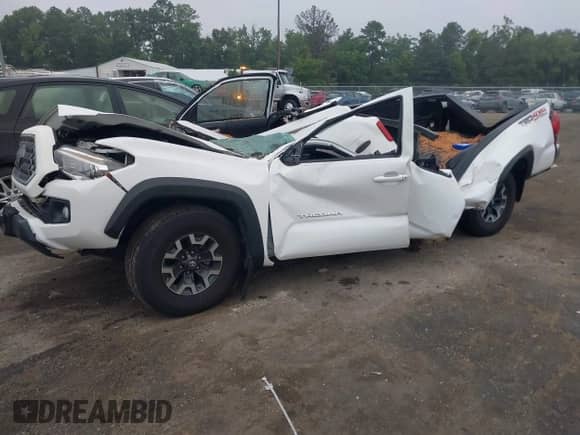 2018 Toyota Tacoma SR5 z VIN 5TFSZ5AN9JX161137, wystawiony jako IAAI lot #42857176 z przebiegiem Nie podano mil oraz . Historia ofert i sprzedaży dostępna na DreamBid. Obrazek 17.