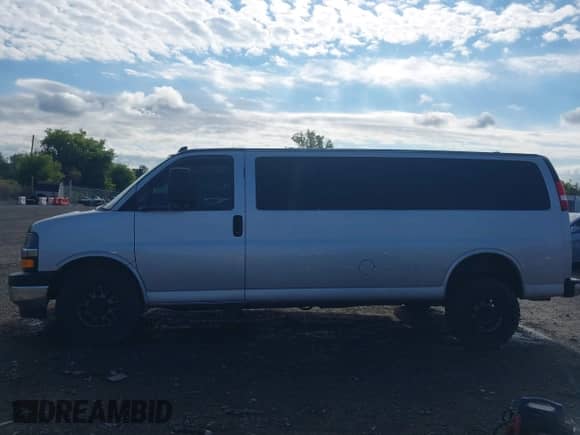 2019 Chevrolet Express Passenger LT с VIN 1GAZGPFGXK1228870, выставлен на аукционе IAAI как лот 43057715 с пробегом 89 246 миль миль и . История ставок и продаж доступна на DreamBid. Изображение 15.