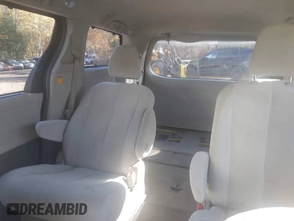 2011 Toyota Sienna LE z VIN 5TDJK3DC7BS028883, wystawiony jako IAAI lot #43501772 z przebiegiem 152 950 mil mil oraz . Historia ofert i sprzedaży dostępna na DreamBid. Obrazek 8.