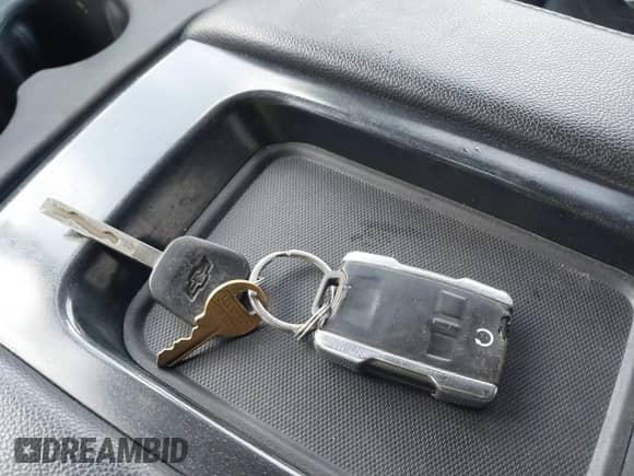 2018 Chevrolet Silverado 2500HD LTZ z VIN 1GC1KWEY4JF279774, wystawiony jako IAAI lot #41587015 z przebiegiem 302 711 mil mil oraz . Historia ofert i sprzedaży dostępna na DreamBid. Obrazek 11.