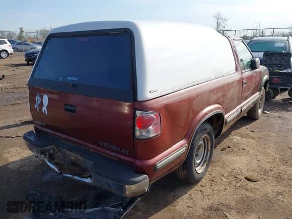 1998 Chevrolet S-10 LS with VIN 1GCCS1444WK131553, listed as a IAAI auction lot 41991278 with 203,639 mi miles and . Bid and sale history available at DreamBid. Image 4.