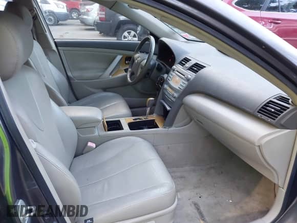 2007 Toyota Camry CE z VIN JTNBE46KX73073911, wystawiony jako IAAI lot #43242639 z przebiegiem 306 536 mil mil oraz . Historia ofert i sprzedaży dostępna na DreamBid. Obrazek 5.