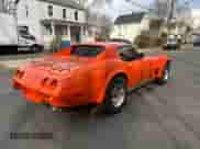1975 Chevrolet Corvette z VIN 1Z37J5S437631, wystawiony jako Copart lot #51933835 z przebiegiem 98 510 mil mil oraz Czysty tytuł • Clean title. Historia ofert i sprzedaży dostępna na DreamBid. Obrazek 3.