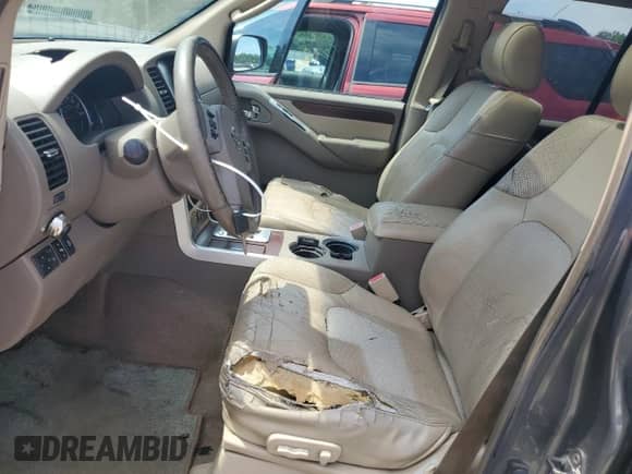 2008 Nissan Pathfinder LE z VIN 5N1BR18A68C600965, wystawiony jako Copart lot #61245065 z przebiegiem 327 494 mil mil oraz Szkoda całkowita • Salvage title. Historia ofert i sprzedaży dostępna na DreamBid. Obrazek 7.