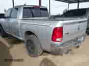 2017 Ram 1500 Big Horn z VIN 1C6RR6LT3HS582981, wystawiony jako IAAI lot #41682102 z przebiegiem 125 538 mil mil oraz . Historia ofert i sprzedaży dostępna na DreamBid. Obrazek 3.