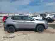 2020 Jeep Compass Sport z VIN 3C4NJDAB4LT256661, wystawiony jako IAAI lot #43300392 z przebiegiem 80 177 mil mil oraz . Historia ofert i sprzedaży dostępna na DreamBid. Obrazek 13.