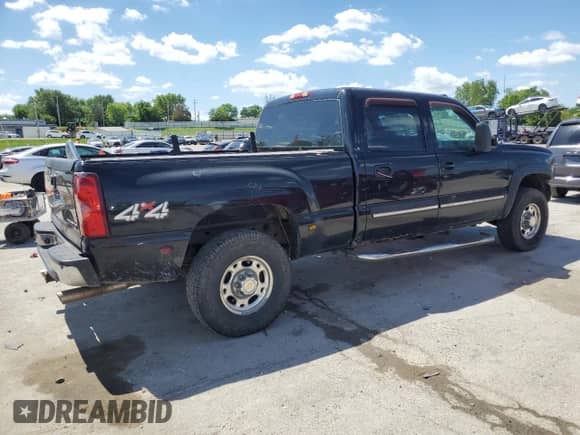2003 Chevrolet Silverado 1500HD LS z VIN 1GCGK13UX3F200883, wystawiony jako Copart lot #58125925 z przebiegiem 183 857 mil mil oraz Szkoda całkowita • Salvage title. Historia ofert i sprzedaży dostępna na DreamBid. Obrazek 3.