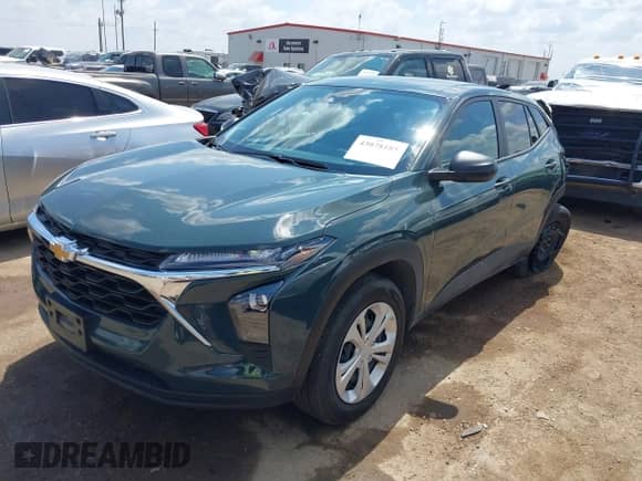 2025 Chevrolet Trax LS with VIN KL77LFEP1SC158411, listed as a IAAI auction lot 43078185 with 4,253 mi miles and . Bid and sale history available at DreamBid. Image 2.