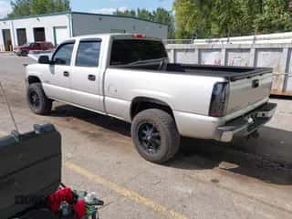 2004 Chevrolet Silverado 2500 LS z VIN 1GCGK23U14F202867, wystawiony jako IAAI lot #43197990 z przebiegiem 187 199 mil mil oraz . Historia ofert i sprzedaży dostępna na DreamBid. Obrazek 3.