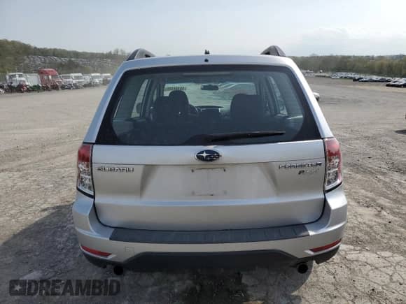 2011 Subaru Forester X z VIN JF2SHABC6BH768151, wystawiony jako Copart lot #55144155 z przebiegiem 101 689 mil mil oraz Czysty tytuł • Clean title. Historia ofert i sprzedaży dostępna na DreamBid. Obrazek 6.