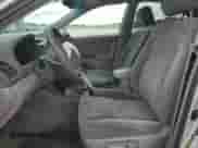 2005 Toyota Camry LE z VIN 4T1BE30K65U080350, wystawiony jako Copart lot #71716765 z przebiegiem 243 325 mil mil oraz Szkoda całkowita • Salvage title. Historia ofert i sprzedaży dostępna na DreamBid. Obrazek 7.