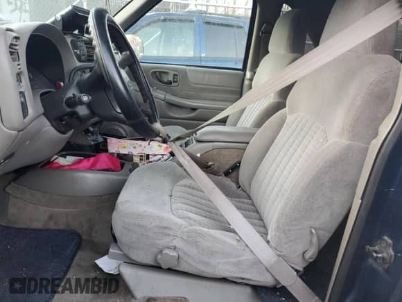 2001 Chevrolet Blazer LS z VIN 1GNCT18W91K121058, wystawiony jako Copart lot #42345925 z przebiegiem Nie podano mil oraz Szkoda całkowita • Salvage title. Historia ofert i sprzedaży dostępna na DreamBid. Obrazek 7.