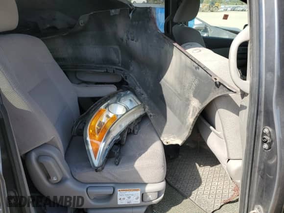 2012 Honda Odyssey LX z VIN 5FNRL5H27CB501748, wystawiony jako Copart lot #80800885 z przebiegiem 266 196 mil mil oraz Czysty tytuł • Clean title. Historia ofert i sprzedaży dostępna na DreamBid. Obrazek 11.