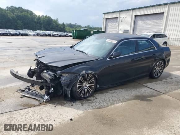 2013 Chrysler 300 S z VIN 2C3CCABG6DH553164, wystawiony jako Copart lot #65322225 z przebiegiem 207 544 mil mil oraz Szkoda całkowita • Salvage title. Historia ofert i sprzedaży dostępna na DreamBid. Obrazek 1.