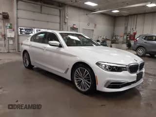 2019 BMW 5 Series 530e xDrive z VIN WBAJB1C51KB376190, wystawiony jako IAAI lot #41610326 z przebiegiem 22 089 mil mil oraz . Historia ofert i sprzedaży dostępna na DreamBid. Obrazek 1.