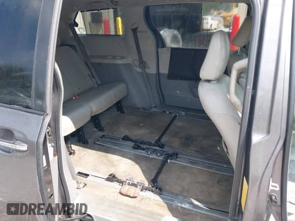 2011 Toyota Sienna XLE AAS with VIN 5TDYK3DC1BS122532, listed as a IAAI auction lot 43271960 with 229,353 mi miles and . Bid and sale history available at DreamBid. Image 8.