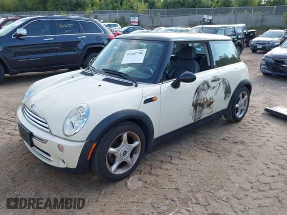 2006 MINI Hardtop with VIN WMWRC33556TK68182, listed as a IAAI auction lot 43202798 with 112,461 mi miles and . Bid and sale history available at DreamBid. Image 2.