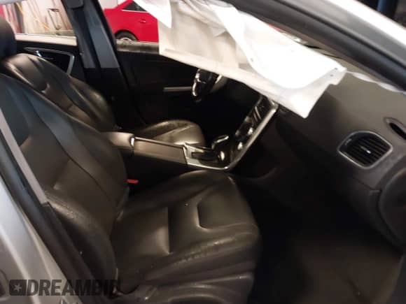 2016 Volvo S60 T5 Drive-E Premier z VIN YV126MFK7G2409287, wystawiony jako IAAI lot #42359026 z przebiegiem 51 495 mil mil oraz . Historia ofert i sprzedaży dostępna na DreamBid. Obrazek 5.