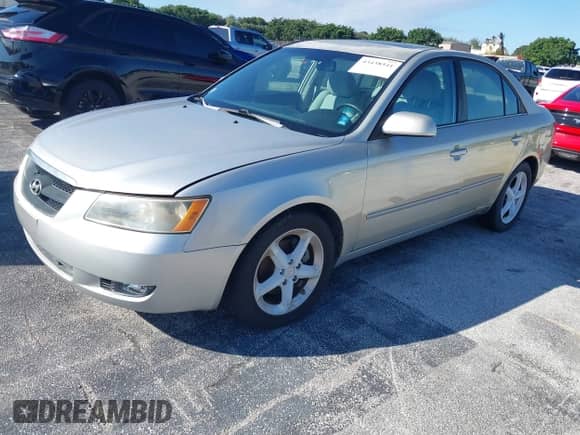 2008 Hyundai Sonata SE z VIN 5NPEU46FX8H388379, wystawiony jako IAAI lot #43438541 z przebiegiem 107 320 mil mil oraz . Historia ofert i sprzedaży dostępna na DreamBid. Obrazek 2.