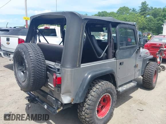 2001 Jeep Wrangler SE with VIN 1J4FA29P01P305939, listed as a IAAI auction lot 42624451 with 170,315 mi miles and . Bid and sale history available at DreamBid. Image 4.