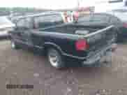 1998 Chevrolet S-10 LS z VIN 1GCCS1944WK227871, wystawiony jako IAAI lot #42491742 z przebiegiem 354 114 mil mil oraz . Historia ofert i sprzedaży dostępna na DreamBid. Obrazek 3.