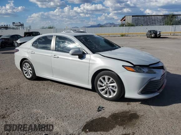 2023 Toyota Camry LE z VIN 4T1C11AK0PU152102, wystawiony jako Copart lot #71174015 z przebiegiem 56 081 mil mil oraz Szkoda całkowita • Salvage title. Historia ofert i sprzedaży dostępna na DreamBid. Obrazek 4.