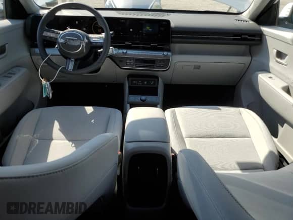 2025 Hyundai Kona SEL с VIN KM8HC3A6XSU031231, выставлен на аукционе Copart как лот 71281185 с пробегом 936 миль миль и Списание • Salvage title. История ставок и продаж доступна на DreamBid. Изображение 8.