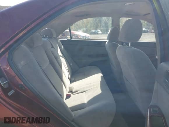 2003 Toyota Camry LE z VIN 4T1BE32K93U193977, wystawiony jako IAAI lot #43391387 z przebiegiem 84 896 mil mil oraz . Historia ofert i sprzedaży dostępna na DreamBid. Obrazek 8.